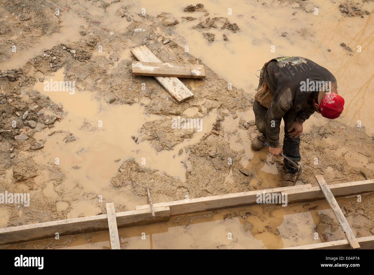 Arbeiter Hämmer Rahmen für die Gründung eines Wohnhauses in der Berkshires in Massachusetts. Stockfoto