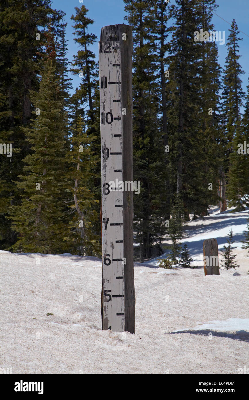 Schnee-Tiefenmesser am Gipfel des Kohle-Bank-Pass (10.640 ft. / 3243 m), US 550, San Juan Skyway, Colorado, USA Stockfoto