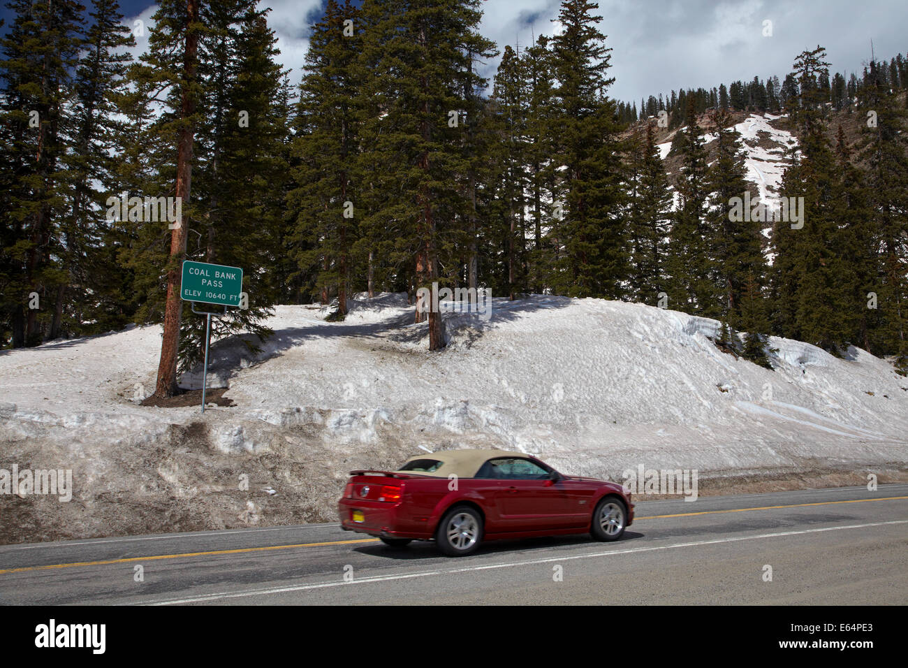 Mustang Cabrio am Gipfel des Kohle-Bank-Pass (10.640 ft. / 3243 m), US 550, San Juan Skyway, Colorado, USA Stockfoto