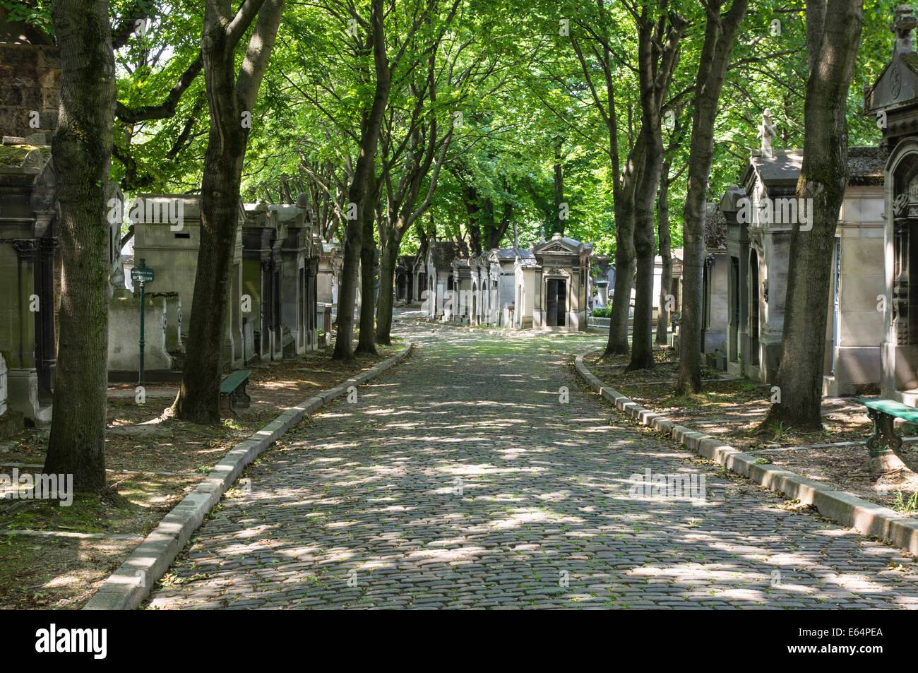Fuß Gasse in Pere Lachaise Friedhof Paris, Frankreich Stockfoto