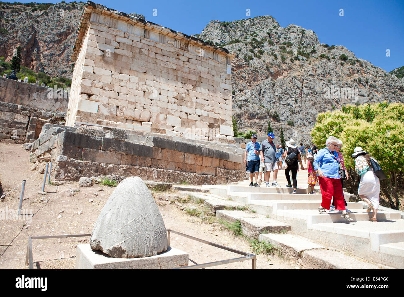 Touristen am Omphalos in Delphi Stockfoto