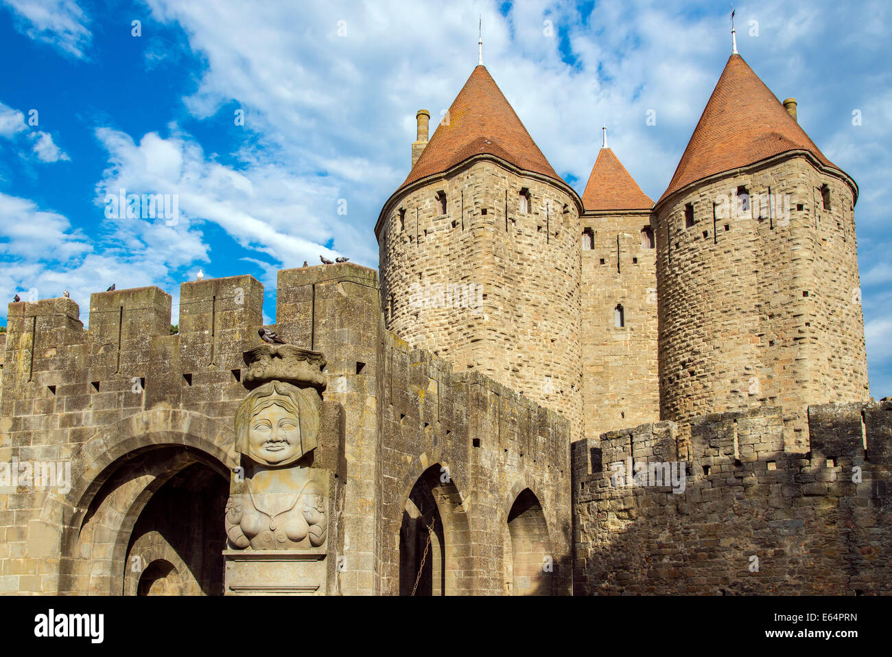 Porte Narbonnaise Eingang in die mittelalterliche befestigte Zitadelle, Carcassonne, Languedoc-Roussillon, Frankreich Stockfoto