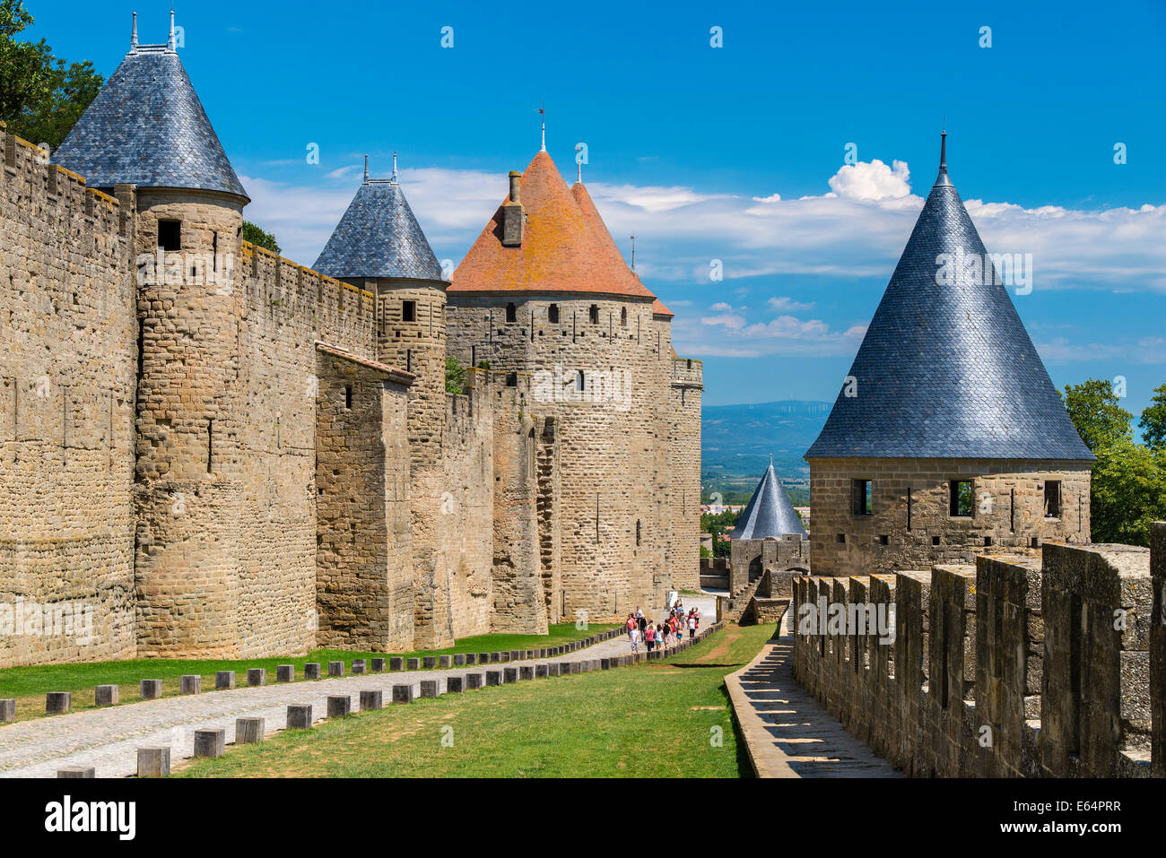 Chateau Comtal und Mauern der mittelalterlichen Festungsstadt Carcassonne, Languedoc-Roussillon, Frankreich Stockfoto