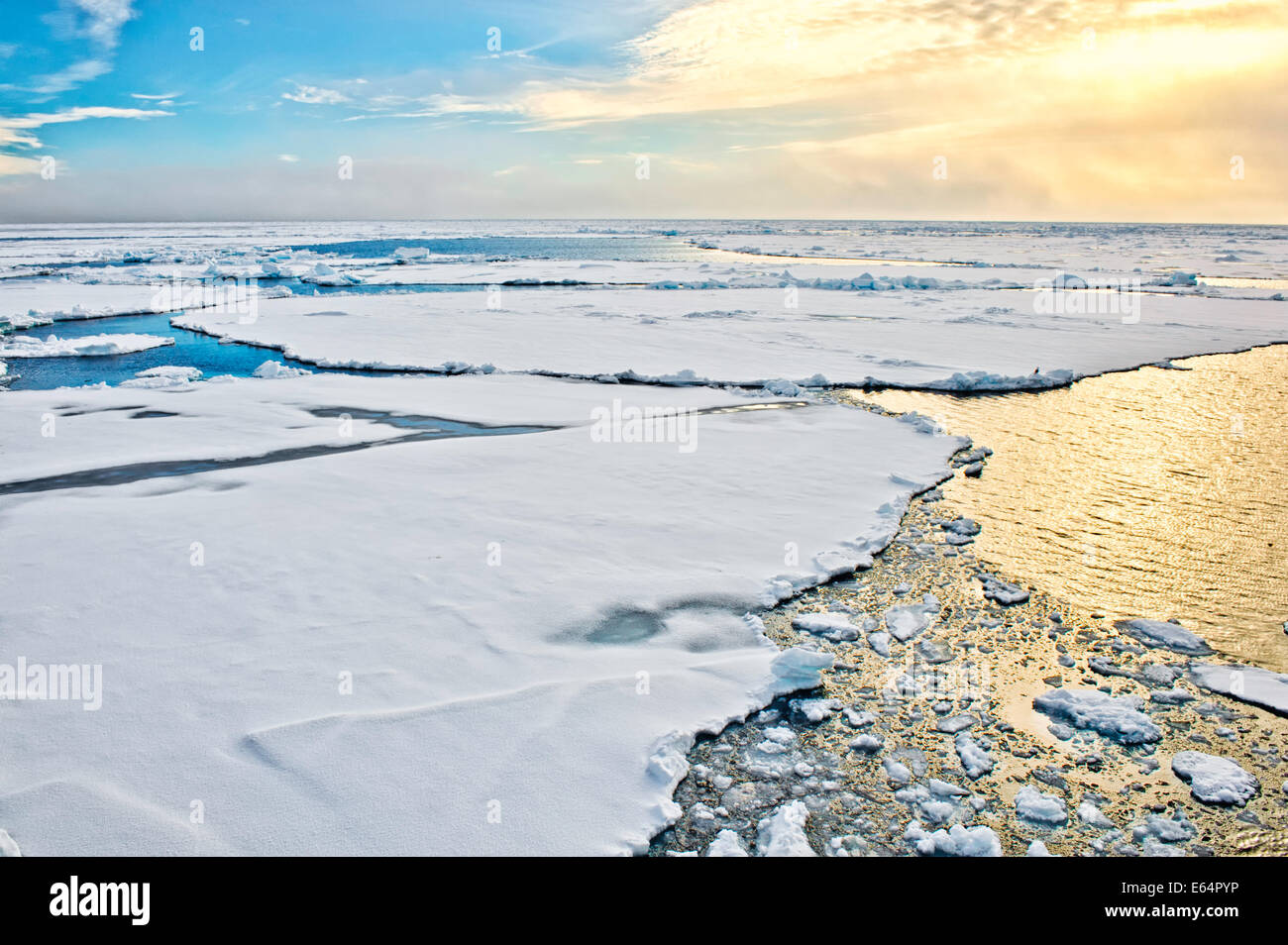 Packeis in der Arktis nördlich von Norwegen auf Spitzbergen aufbrechen. Stockfoto