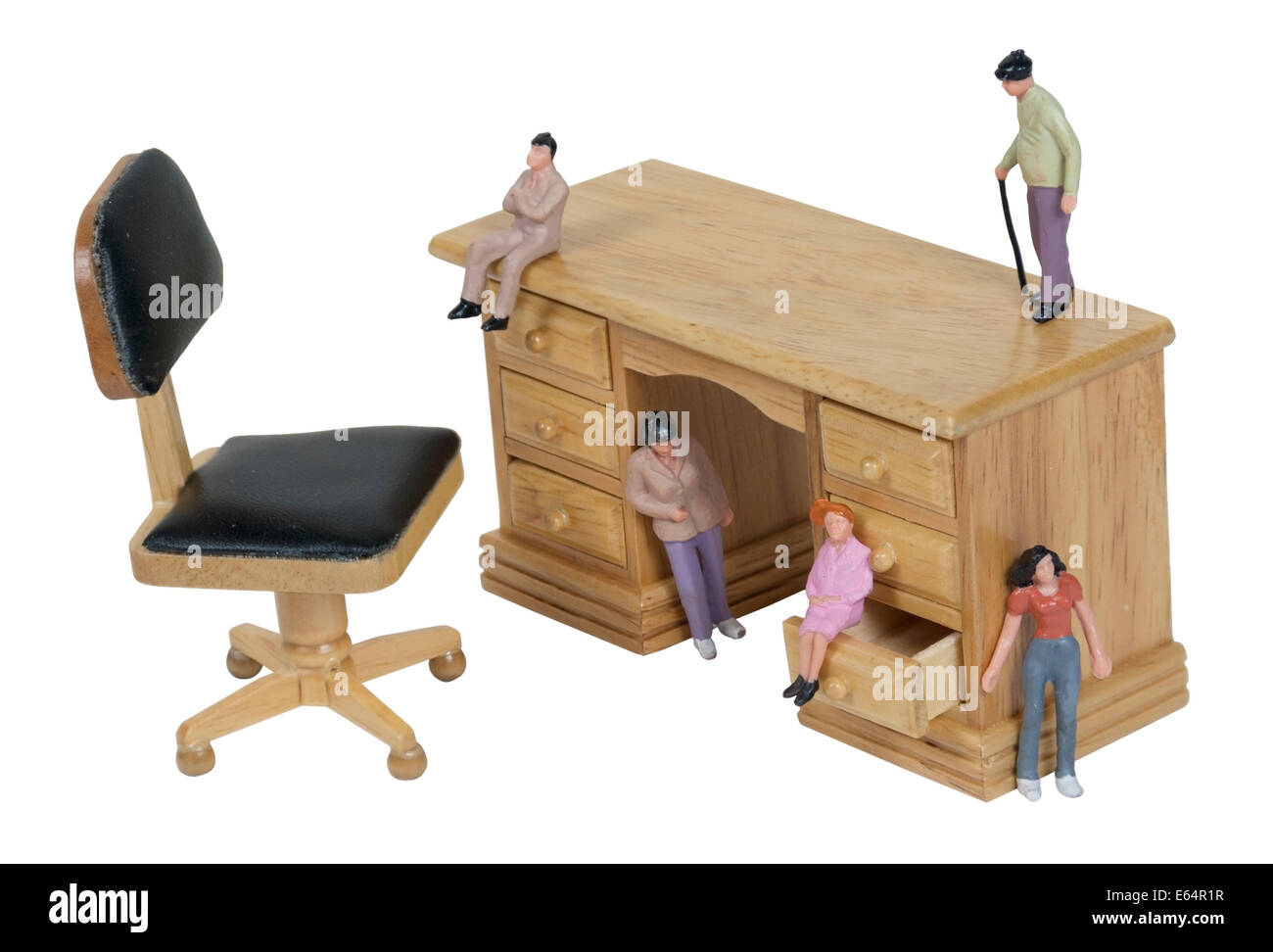 Kleine Menschen aus Inspirationen versammelt auf einem Schreibtisch formale dunklen Holz Stuhl und Schreibtisch mit vielen Schubladen und arbeiten ein Stockfoto