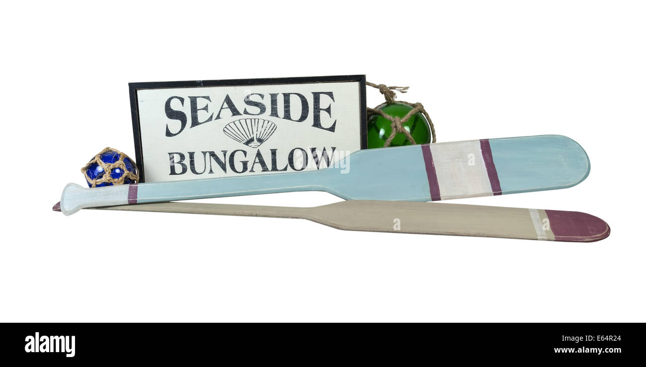 Seaside Bungalow Schild mit Boot rudern und Glas schwimmt - Pfad enthalten Stockfoto