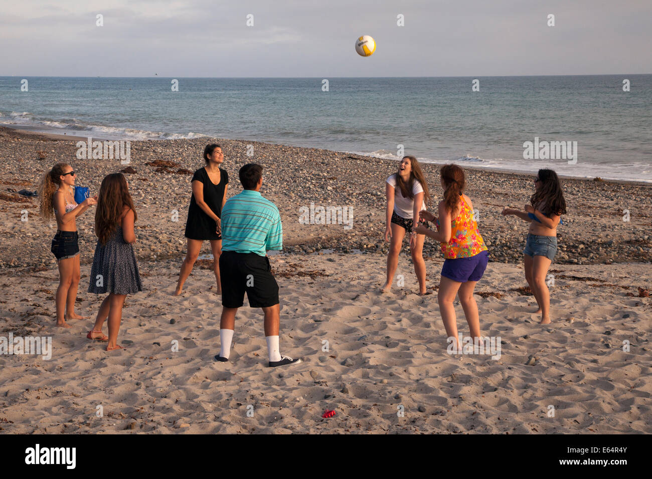 Junge Erwachsene spielen Volleyball am Strand, Dana Point, Kalifornien, USA Stockfoto