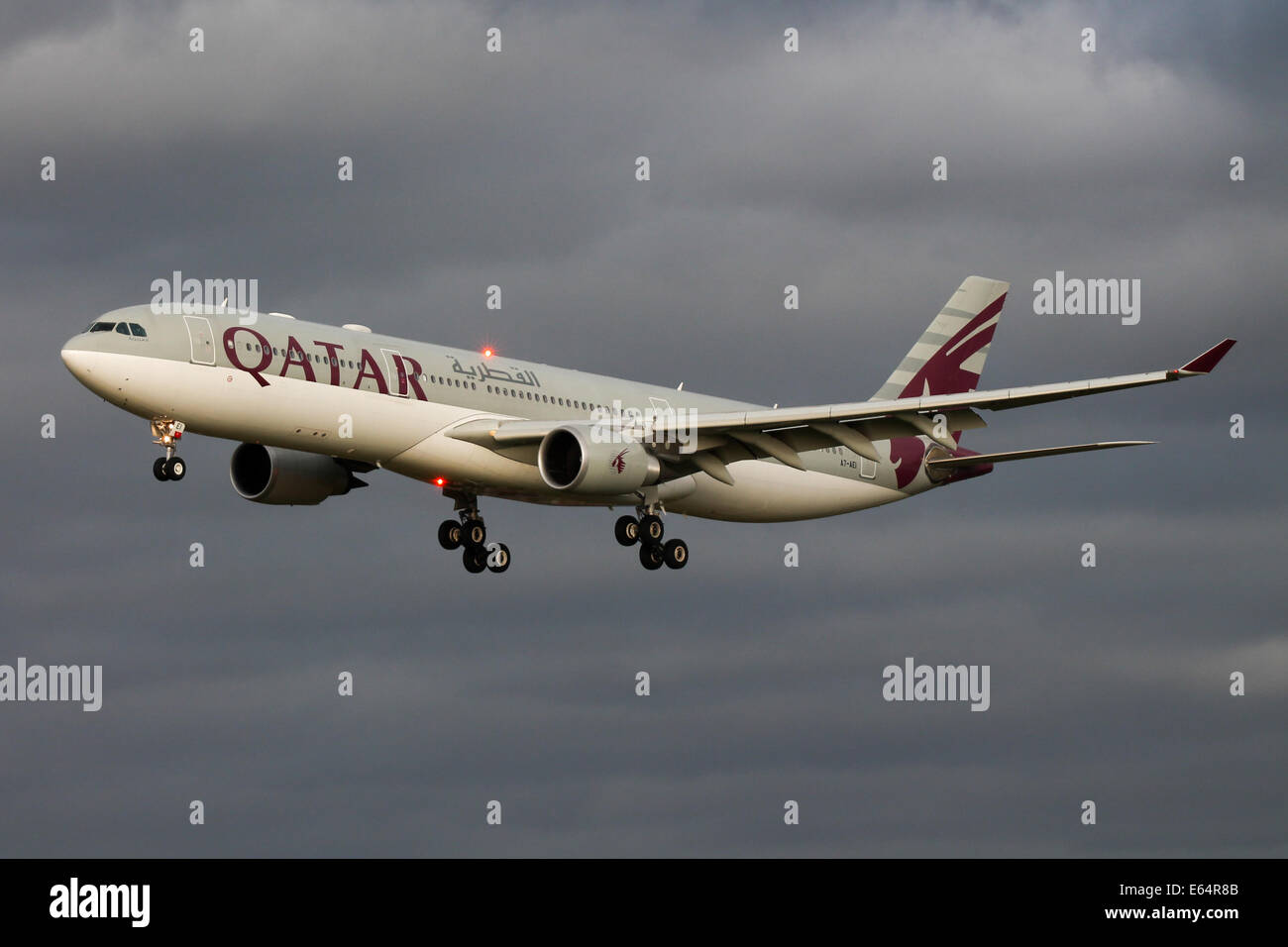 Qatar Airways Airbus A330-300 nähert sich Start-und Landebahn 23R am Flughafen Manchester. Stockfoto