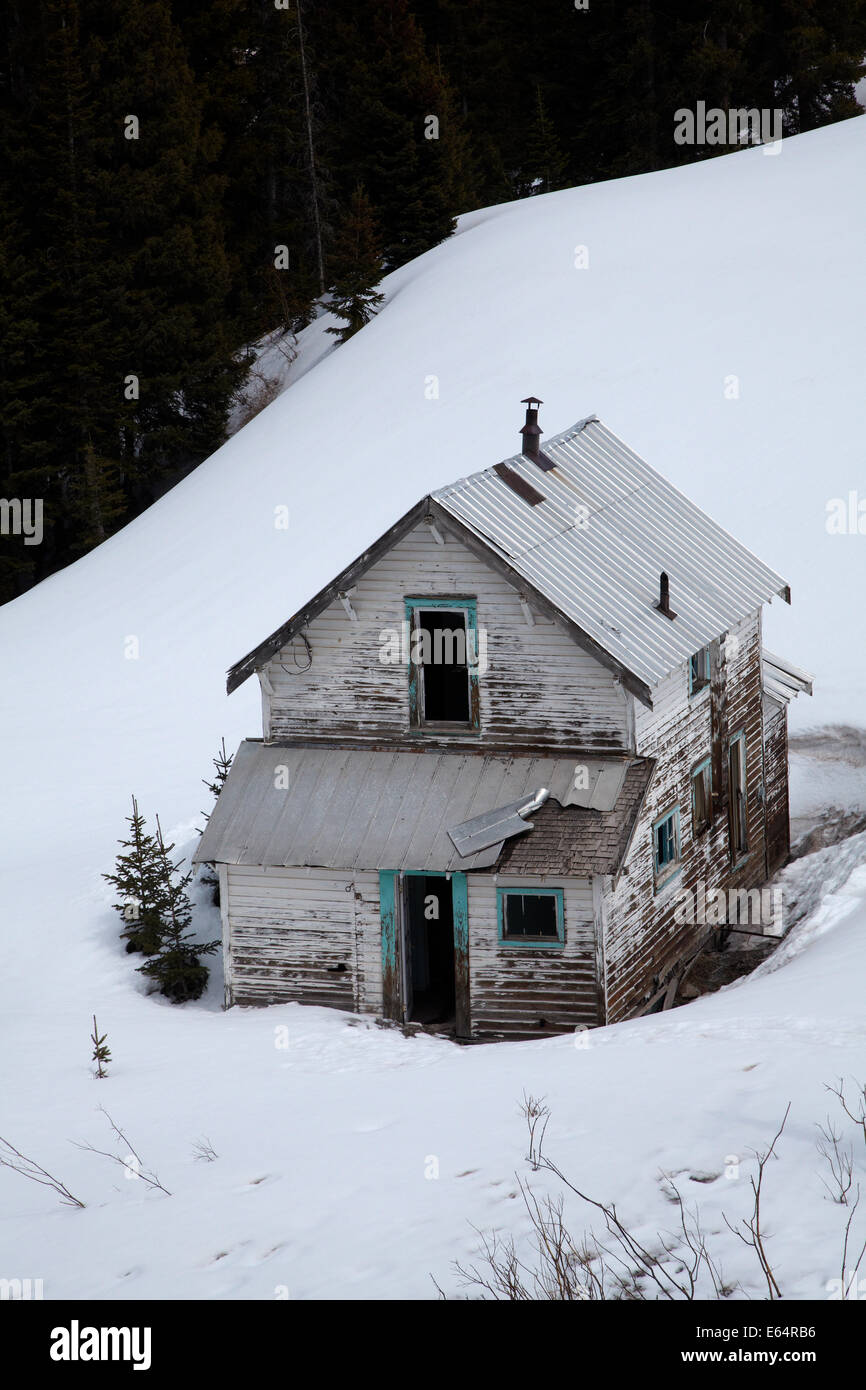 Altes Bergwerk Haus im zeitigen Frühjahr Schnee am Yankee Girl Mine, in der Nähe von Red Mountain Pass, Million Dollar Highway in der Nähe von Ouray, Colorado, U Stockfoto