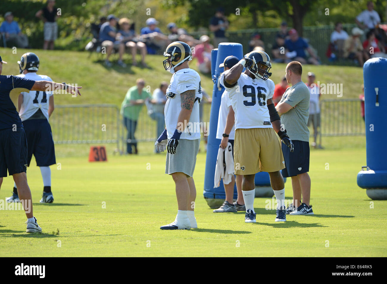 Earth City, Missouri, USA. 14. August 2014. St. Louis Rams defensive end Michael Sam (96) während nachmittags Praxis im Russell-Ausbildungszentrum in Earth City, Missouri. Bildnachweis: Gino's Premium Bilder/Alamy Live-Nachrichten Stockfoto