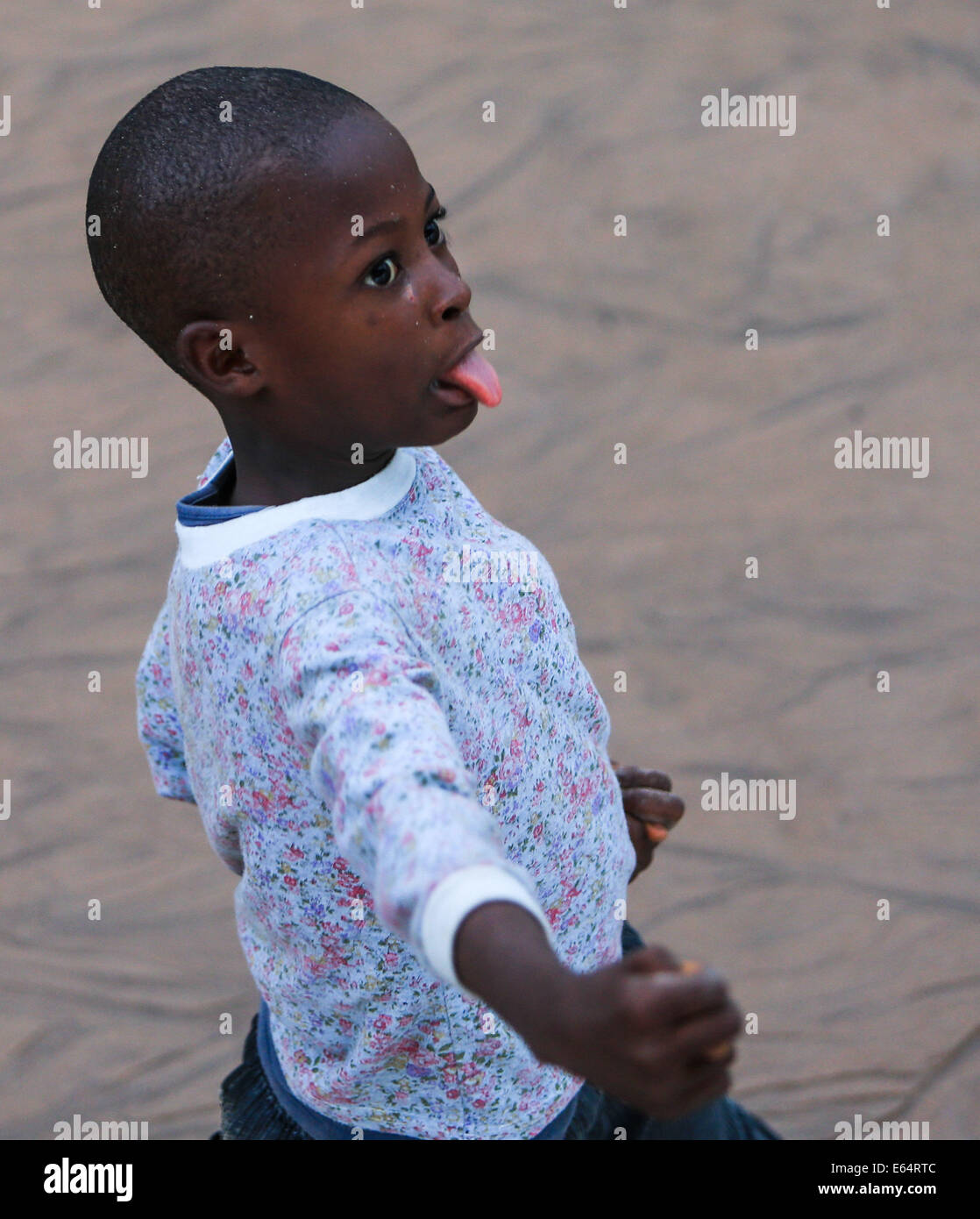 Freetown, Sierra Leone. 14. August 2014. Ein Junge spielt am Strand in der Nähe einen Fährhafen verbindet das Lungi International Airport und der Innenstadt von Freetown, der Hauptstadt von Sierra Leone, am 14. August 2014. Ab 11. August die kumulative Anzahl von Fällen zugeschrieben Ebola-Viruskrankheit in Guinea, Liberia, Nigeria und Sierra Leone liegt bei 1.975, darunter 1.069 Todesfälle. Bildnachweis: Meng Chenguang/Xinhua/Alamy Live-Nachrichten Stockfoto