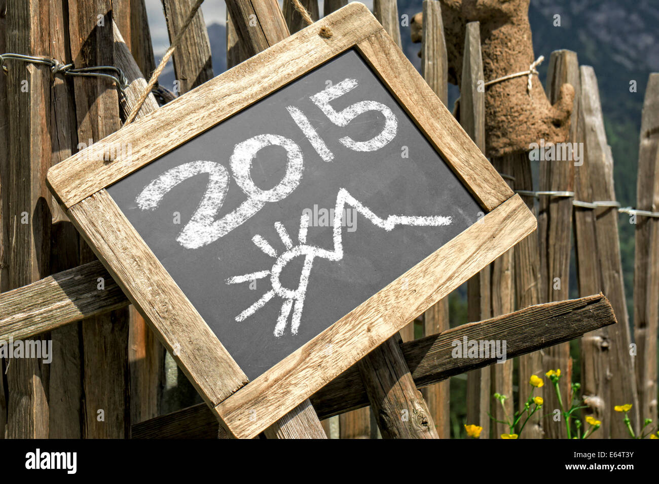 Hölzerne Palisade mit Tafel-Tipp-Panel. Tafel mit 2015 Datum Stockfoto