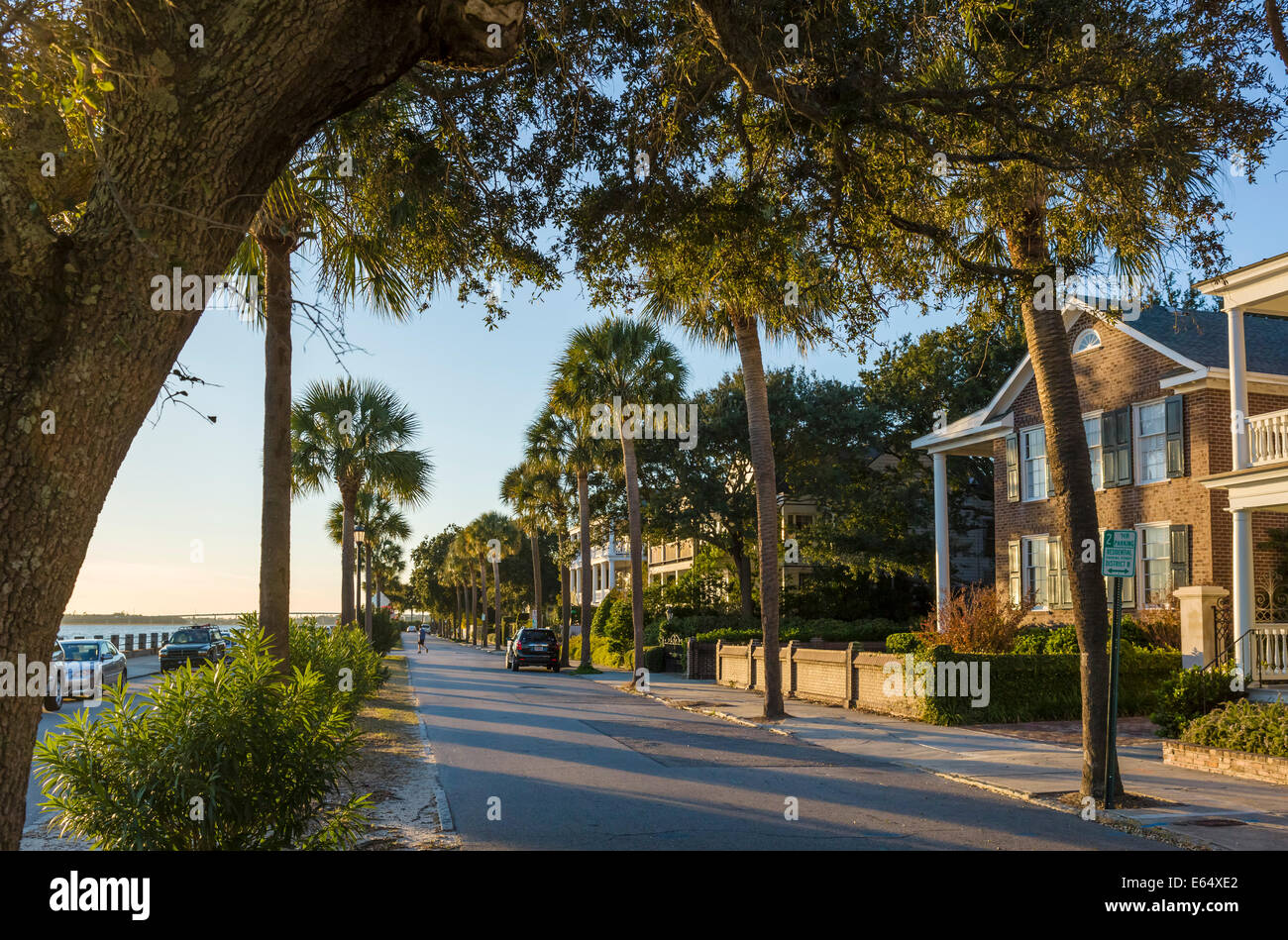Historische Häuser entlang der Uferpromenade am Murray Boulevard, beleuchtet von der untergehenden Sonne, Charleston, South Carolina, USA Stockfoto