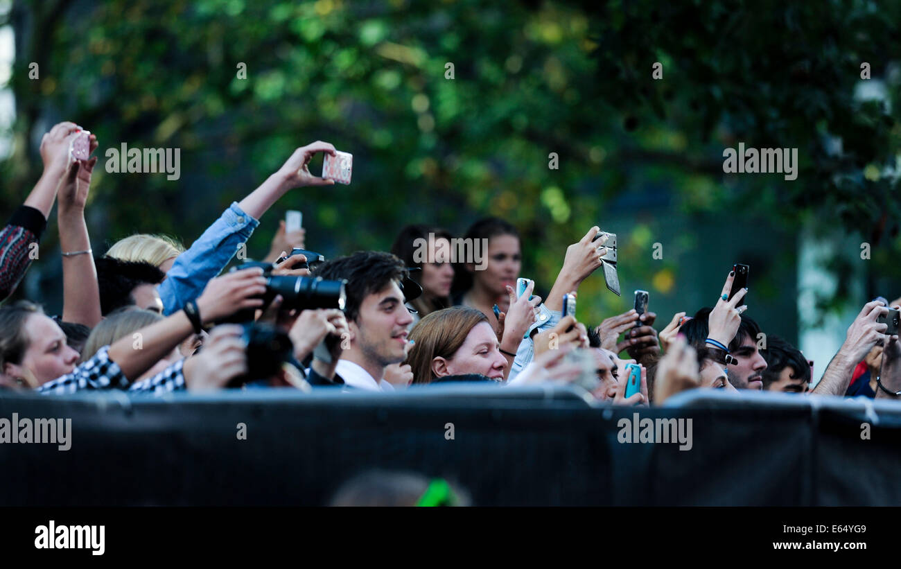 Fans versuchen, die Bilder über eine hohe Mauer an der UK Premiere von WHAT IF am 08.12.2014 am ODEON West End, Leicester Square, London statt. Bild von Julie Edwards Stockfoto