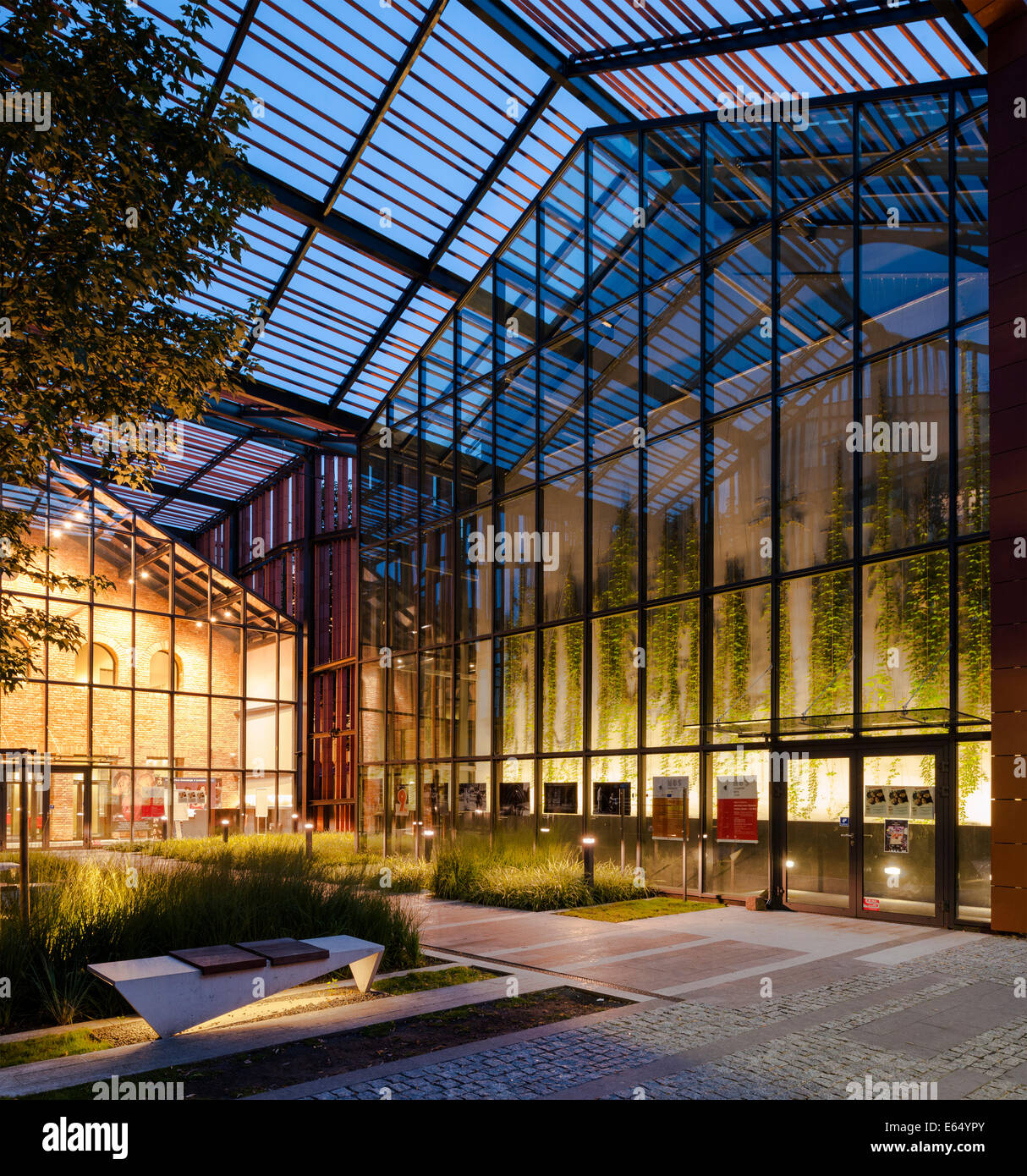 Der Malopolska Garten der Künste in Krakau, Polen. Architekt: Ingarden & Ewy Architekten, 2012. Abends Blick auf Garten. Stockfoto