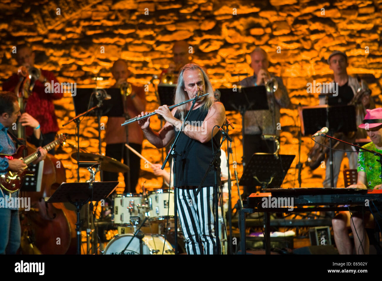 Live Musik Flötenspieler mit Bündeladern 21-köpfigen Big Band auf der Bühne Brecon Jazz Festivals 2014 Stockfoto
