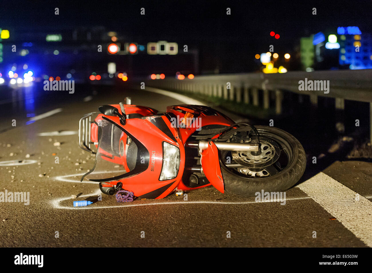 Tödlicher Motorrad-Unfall auf der B27-Straße in der Nähe von Leinfelden- Echterdingen, ein Suzuki-Motorrad auf der Straße liegen Stockfotografie -  Alamy