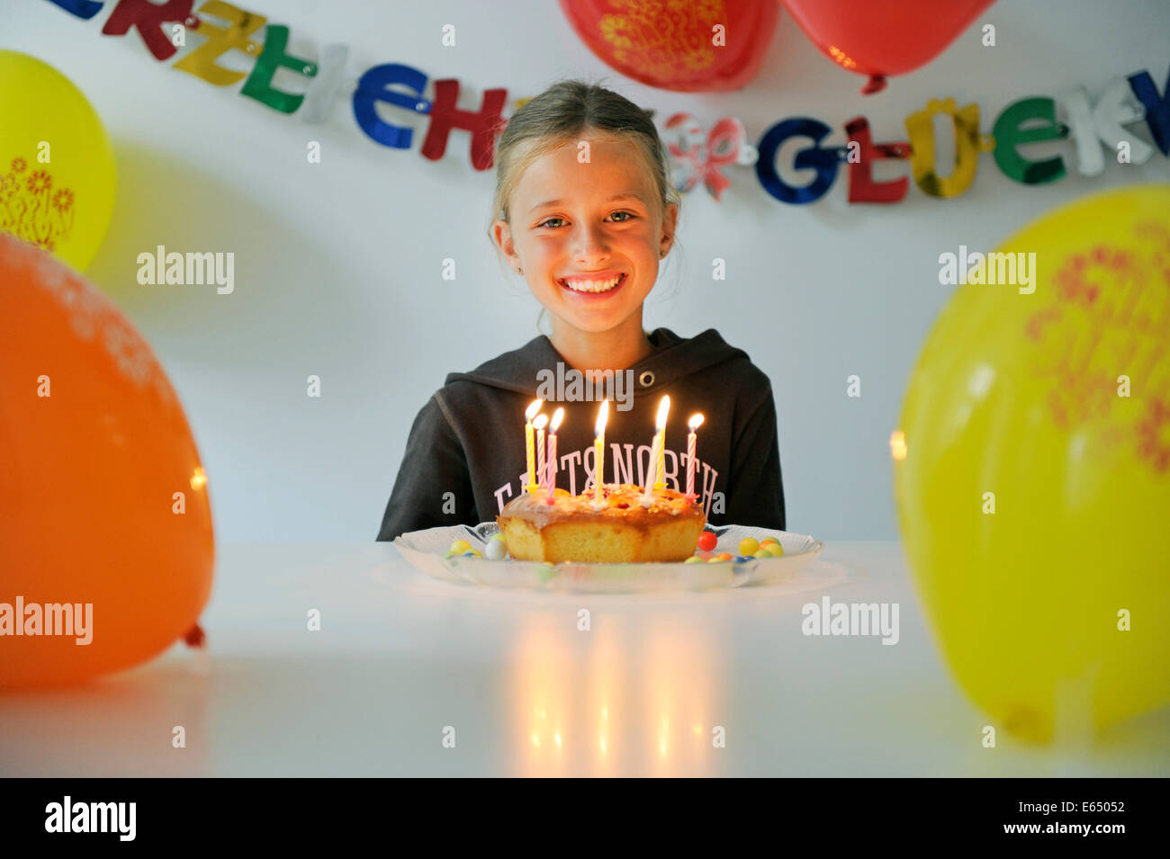 Mädchen, acht Jahre, feiern ihren Geburtstag Stockfoto