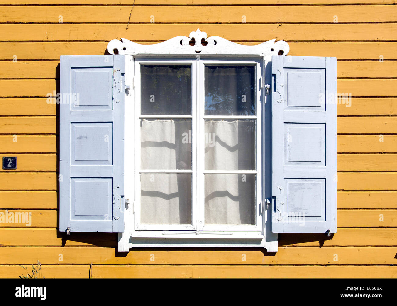 Fenster auf einen hölzernen Wohngebäude, Vaxholm, Stockholmer Schären, Stockholm, Stockholms län, Schweden Stockfoto