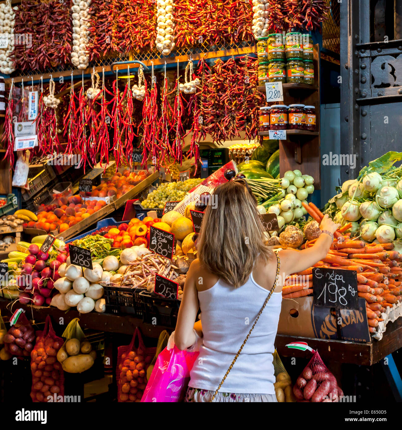 Obst und Gemüse Stall, große Markthalle oder zentralen Markthalle, Központi Vasarcsarnok, Budapest, Ungarn Stockfoto