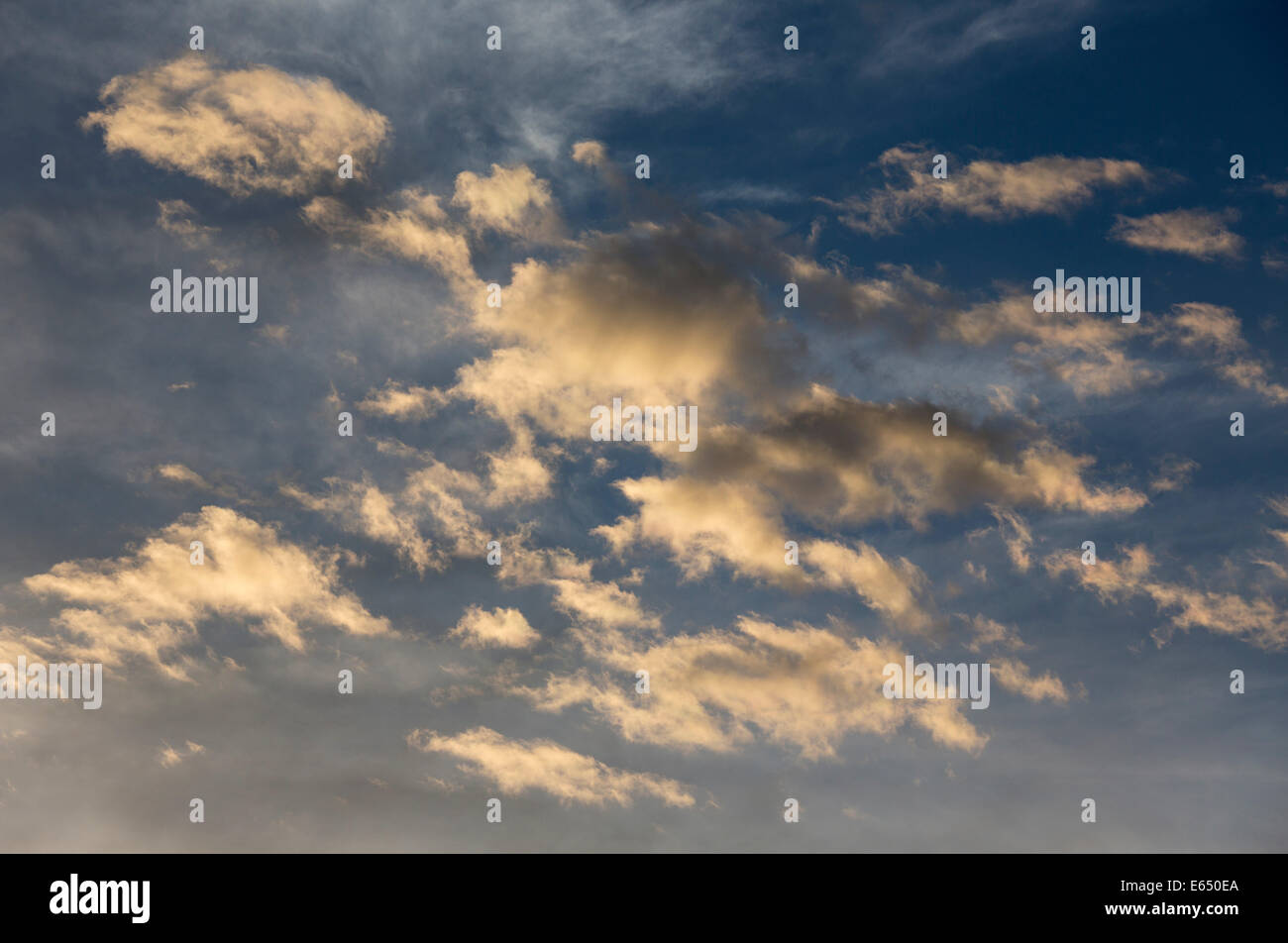 Altocumulus-Wolken gegen den hochrangigen Cirrostratus Wolken am Abend, Andalusien, Spanien Stockfoto