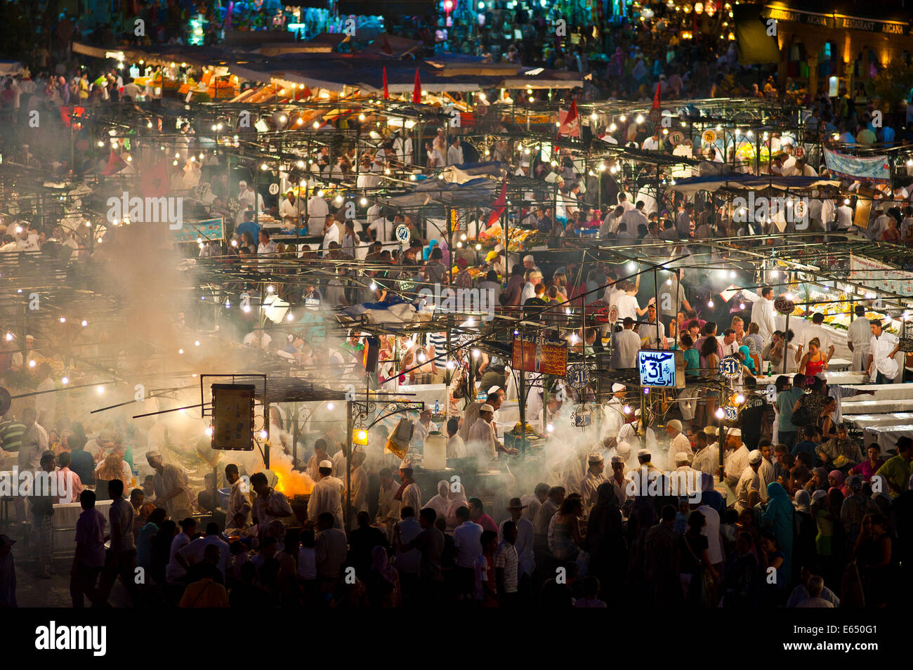 Imbissbuden in Djemaa el Fna Platz in der Nacht, Marrakesch, Marokko Stockfoto