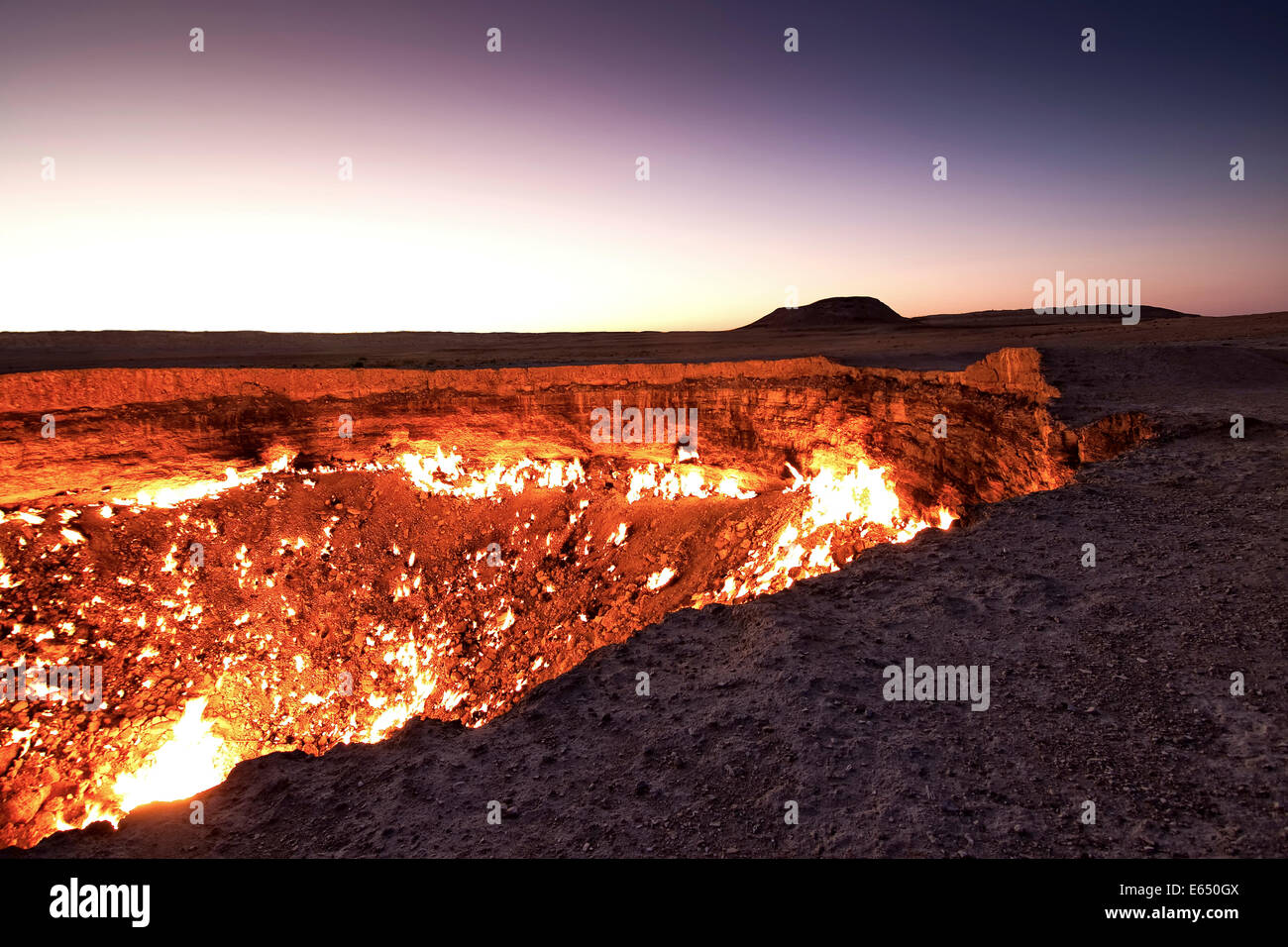 Feuer-Krater, Gas-Krater, "Tor zur Hölle" Darvaza Krater, Derweze oder Darvaza, Wüste Karakum, Provinz Daşoguz, Turkmenistan Stockfoto