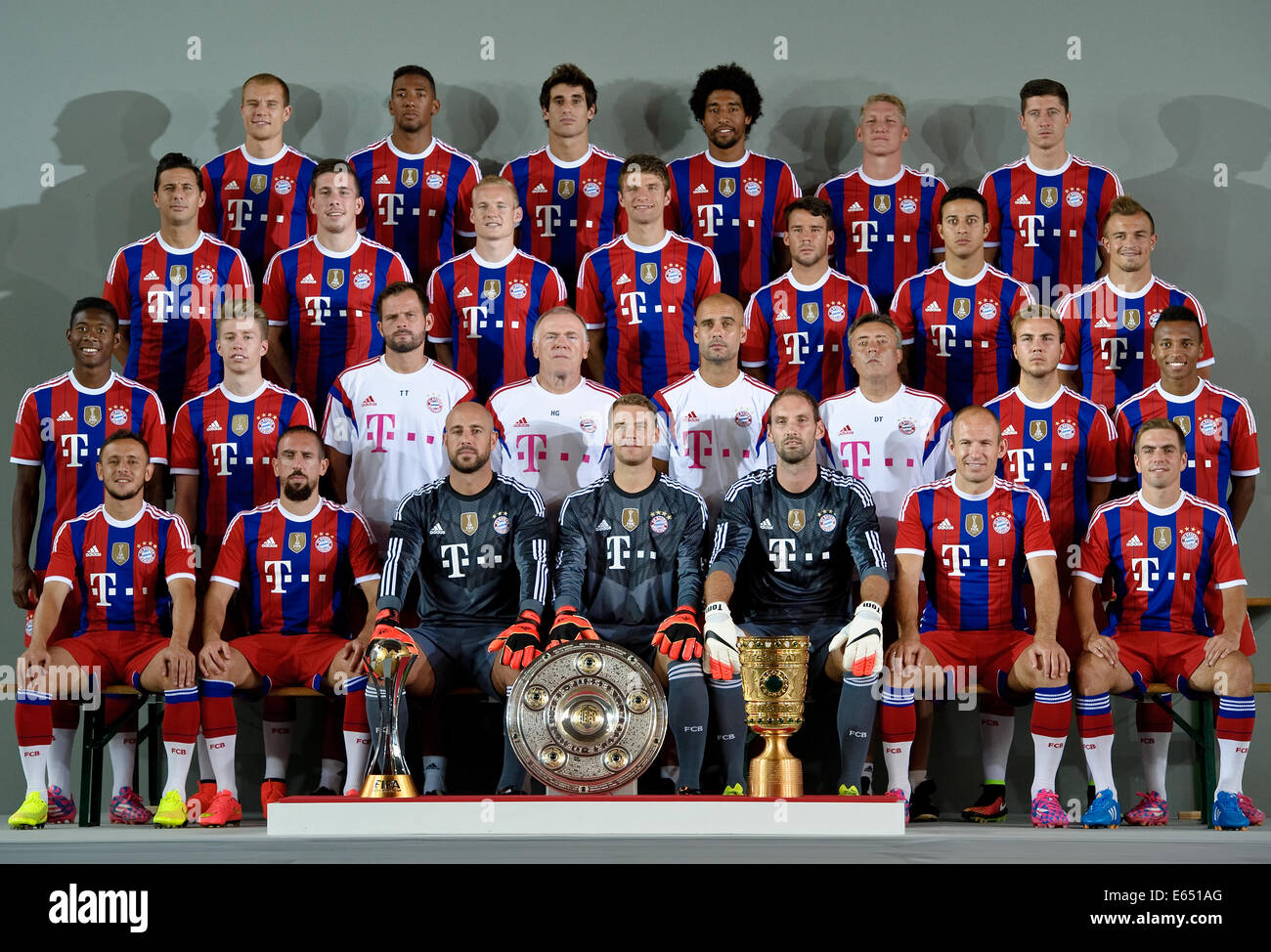 Deutsche Fußball Bundesliga - Fototermin FC Bayern München am 9. August 2014 in München: 4. Reihe (l-R): Jerome Boateng, Holger Badstuber, Dante, Bastian Schweinsteiger Und Robert Lewandowski.Third Row(l-r), Javier Martinez: Pierre-Emile Hojbjerg, Sebastian Rode, Thomas Mueller, Claudio Pizarro, Juan Bernat, Thiago Und Xherdan Shaqiri. Zweite Reihe (l-R): David Alaba, Mitchell Weiser, Torwarttrainer Toni Tapalovic, Co-Trainer Hermann Gerland, Trainer Pep Guardiola, Co-Trainer Domenec Torrent, Mario Goetze Und Julian Green. Erste (vordere) Zeile (l-R): Rafinha, Franck Ribery, Torhüter Pepe Stockfoto