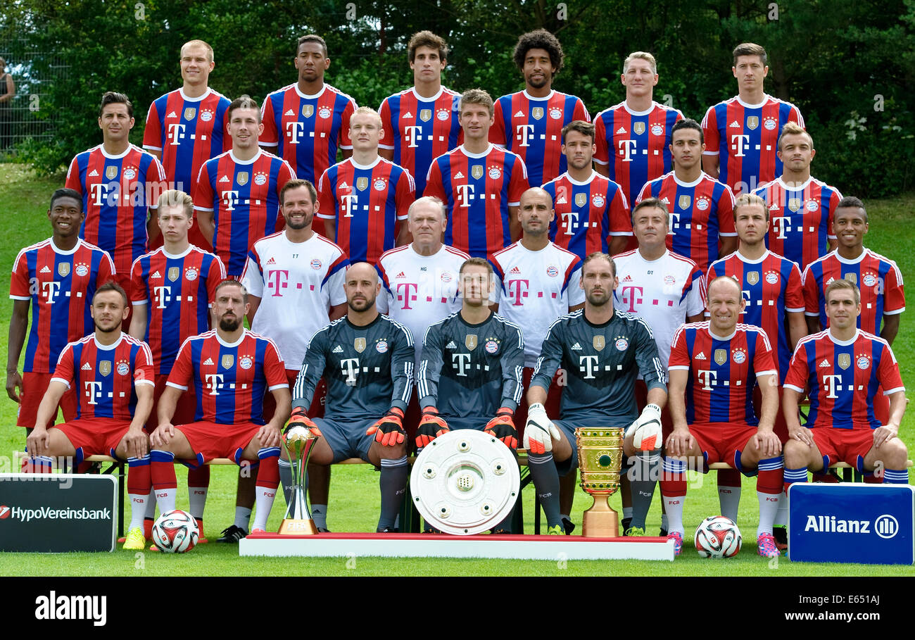 Deutsche Fußball Bundesliga - Fototermin FC Bayern München am 9. August 2014 in München: 4. Reihe (l-R): Jerome Boateng, Holger Badstuber, Dante, Bastian Schweinsteiger Und Robert Lewandowski.Third Row(l-r), Javier Martinez: Pierre-Emile Hojbjerg, Sebastian Rode, Thomas Mueller, Claudio Pizarro, Juan Bernat, Thiago Und Xherdan Shaqiri. Zweite Reihe (l-R): David Alaba, Mitchell Weiser, Torwarttrainer Toni Tapalovic, Co-Trainer Hermann Gerland, Trainer Pep Guardiola, Co-Trainer Domenec Torrent, Mario Goetze Und Julian Green. Erste Zeile (l-R): Rafinha, Franck Ribery, Torhüter Pepe Reina, G Stockfoto