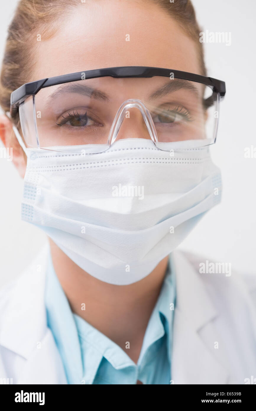 Zahnarzt mit Mundschutz und Schutzbrille Stockfoto