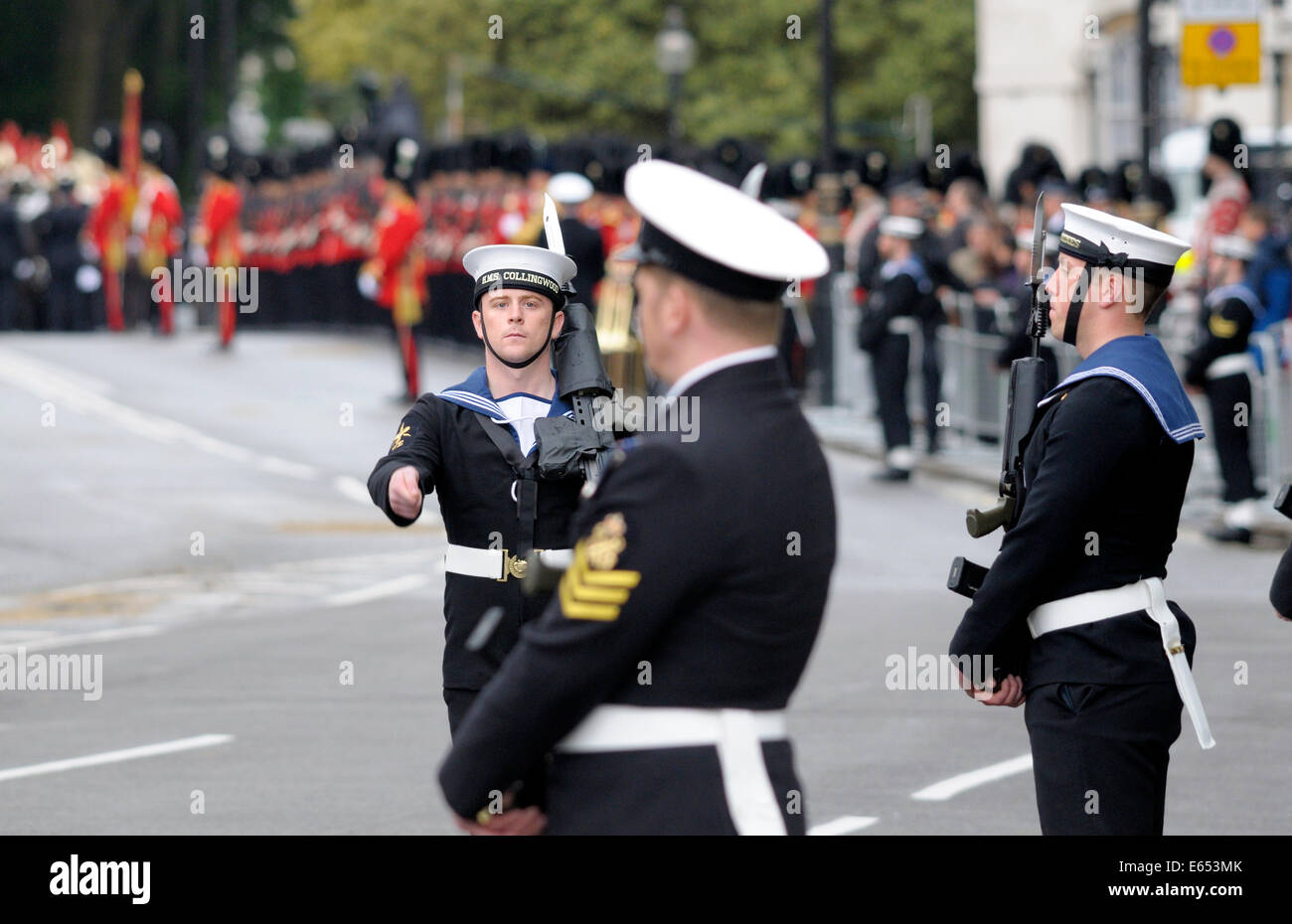 London, England, Vereinigtes Königreich. Zustand-Öffnung des Parlaments 4. Juni 2014. Mitglieder der Streitkräfte im Einsatz Stockfoto