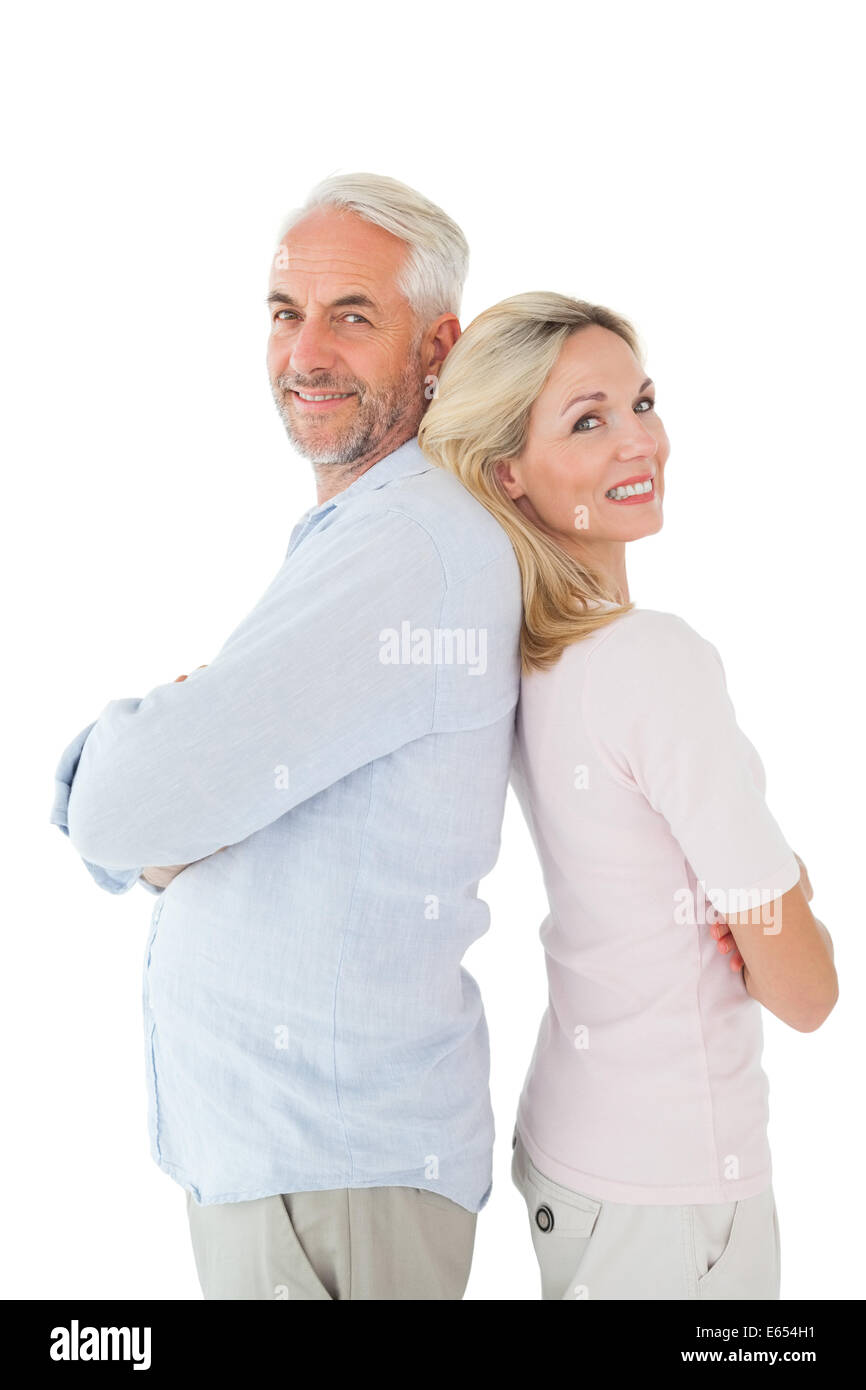 Lächelnde paar stehende schiefen Rücken zusammen Stockfoto