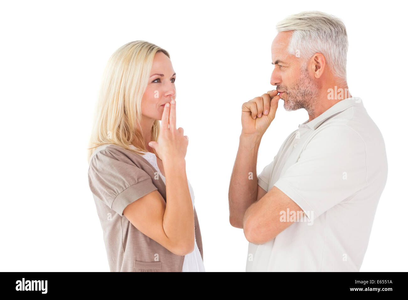 Paar bleiben stumm mit Fingern auf Lippen Stockfoto