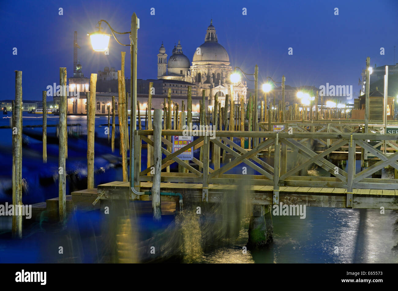 Kirche Santa Maria della Salute und Gondeln in der Dämmerung / Nacht, Venedig, Italien, Europa Stockfoto