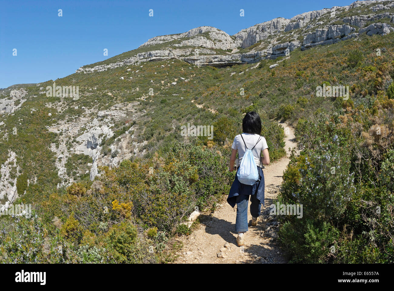 Frau wandert im Sommer in den Sainte-Baume-Bergen, Provence, Frankreich, Europa Stockfoto