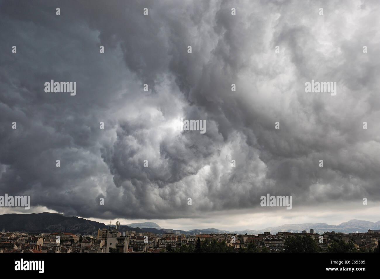 Riesige Gewitterhimmel über Stadt Marseille, Frankreich, Europa Stockfoto