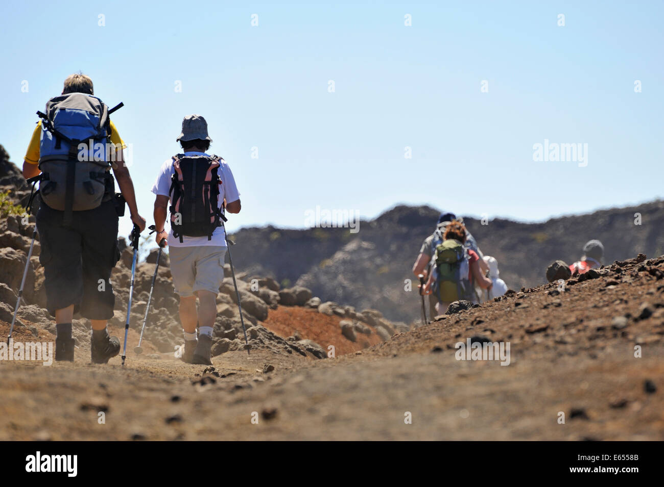 Wanderer zu Fuß auf den Haleakala Krater, Haleakalā-Nationalpark, Insel Maui, Hawaii Inseln, USA Stockfoto