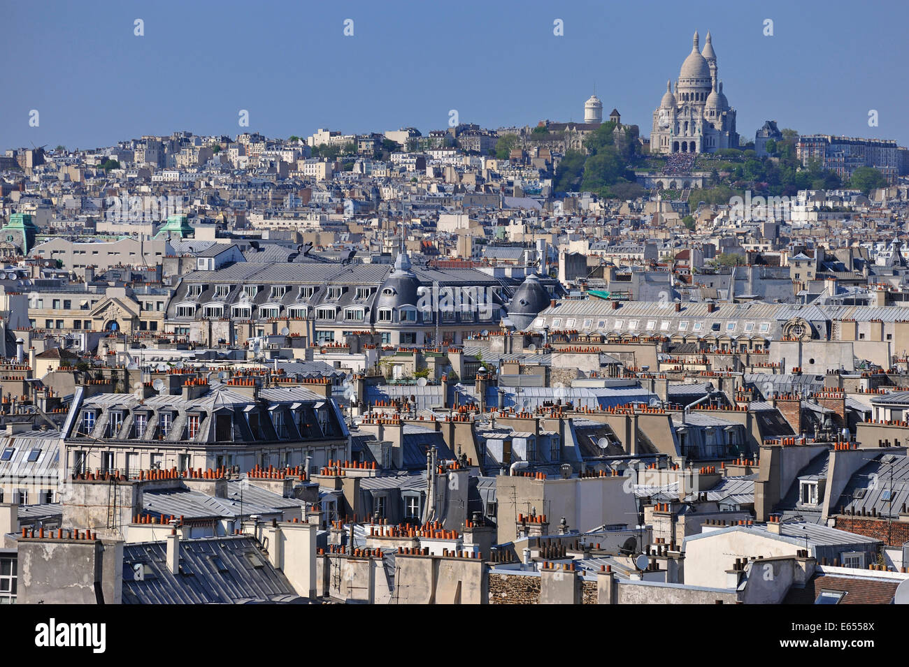Die Skyline von Paris mit Montmartre und Sacre-Coeur, Frankreich, Europa Stockfoto Die Skyline von Paris mit Montmartre und Sacre-Coeur, Frankreich, Europa Stockfoto