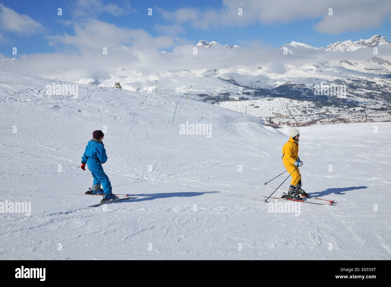 Mutter und pre-teen Tochter Skifahren gemeinsam Devoluy, Französische Alpen, Frankreich Stockfoto