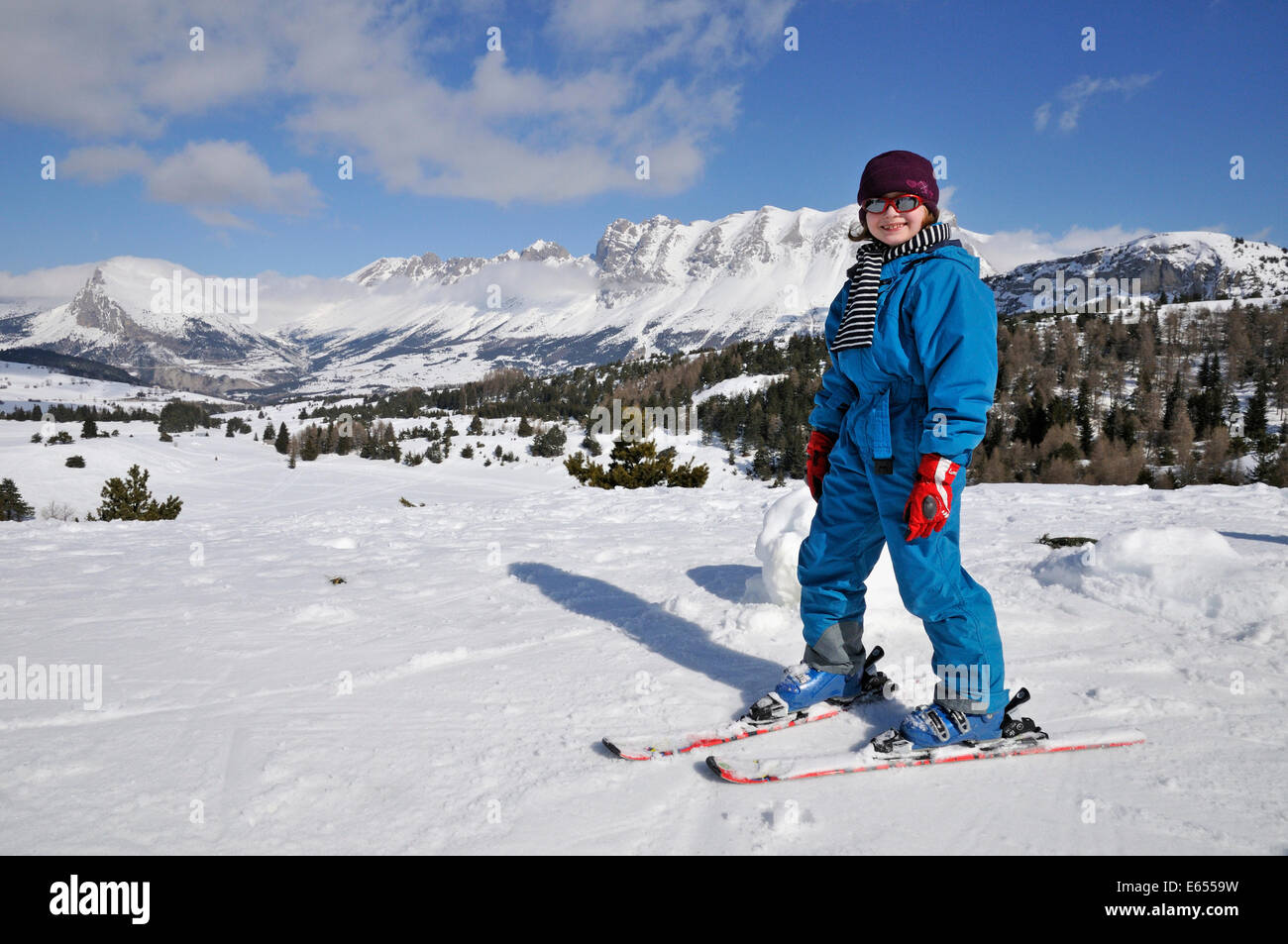 Lächelnde junge Frau Skifahren, Devoluy, Frankreich, Europa Stockfoto