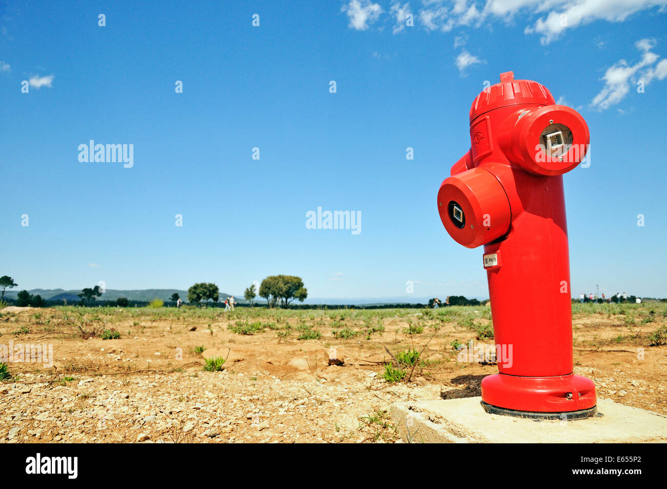 Red Fire Hydrant in remote-Landschaft, Var, Frankreich, Europa Stockfoto