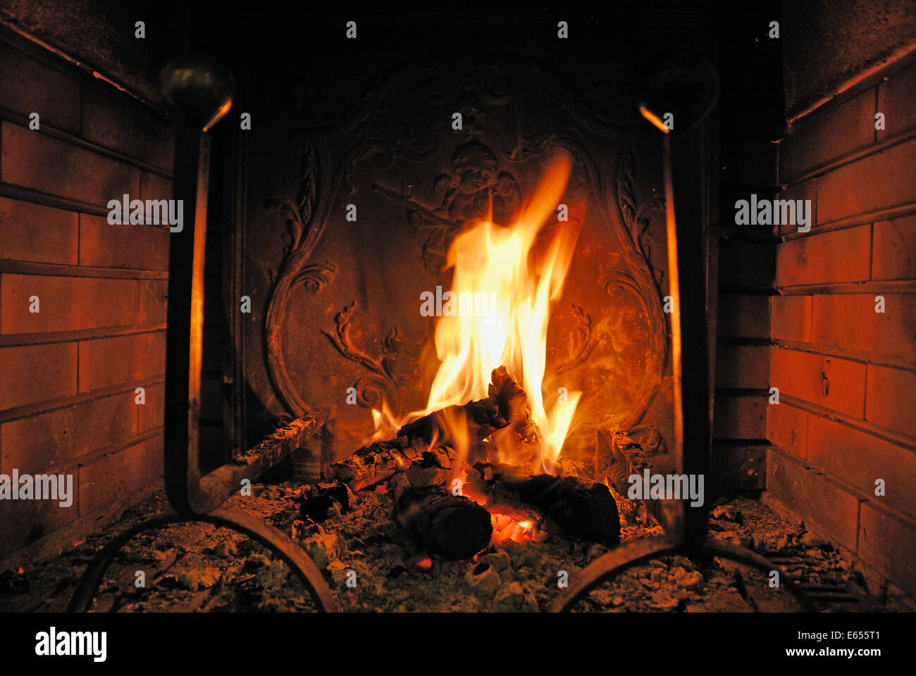 Holzfeuer im Kamin verbrennen Stockfoto