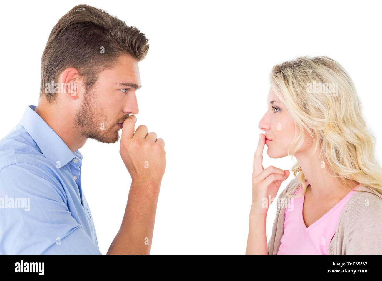 Junges Paar bleiben stumm mit Fingern auf Lippen Stockfoto