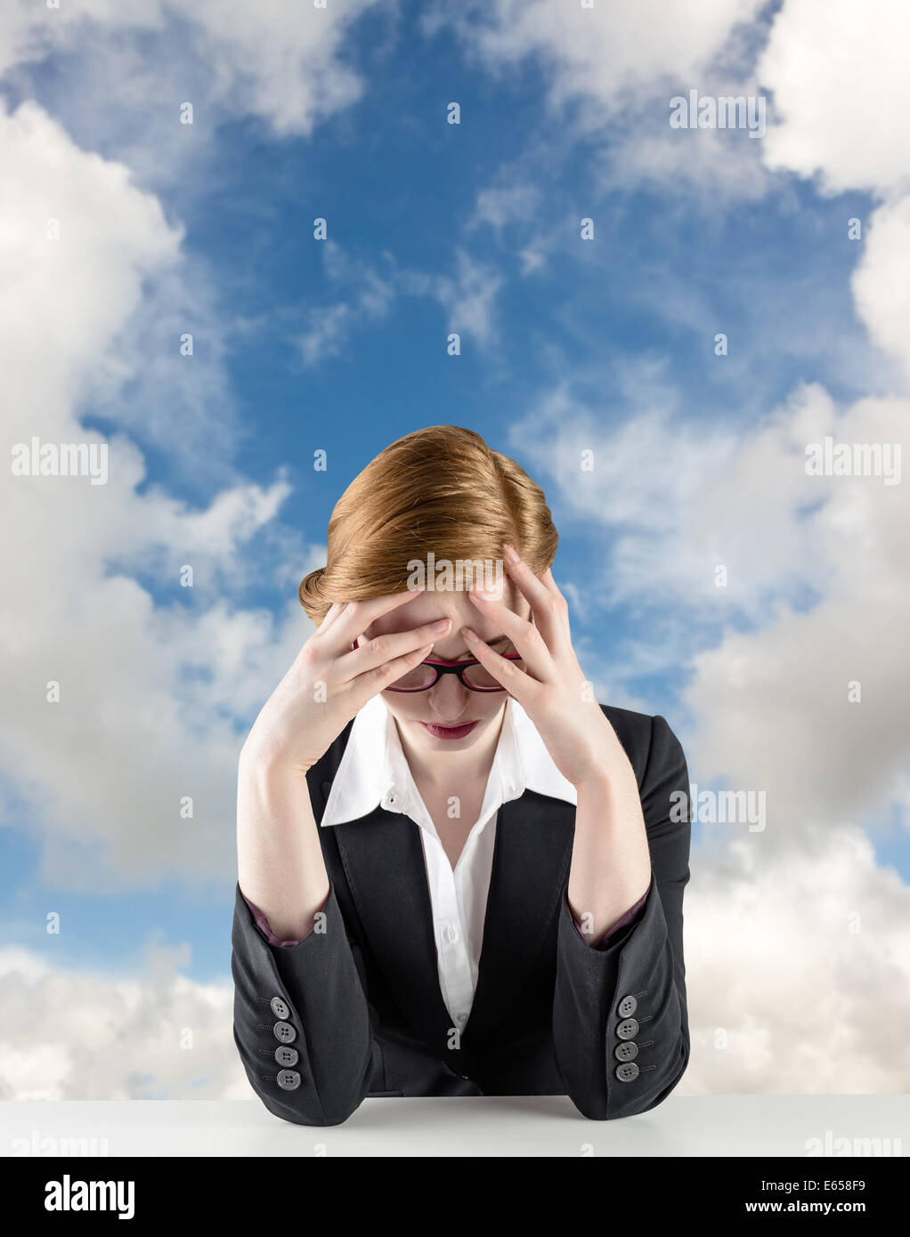 Zusammengesetztes Bild der rothaarige Geschäftsfrau mit Kopf in Händen Stockfoto