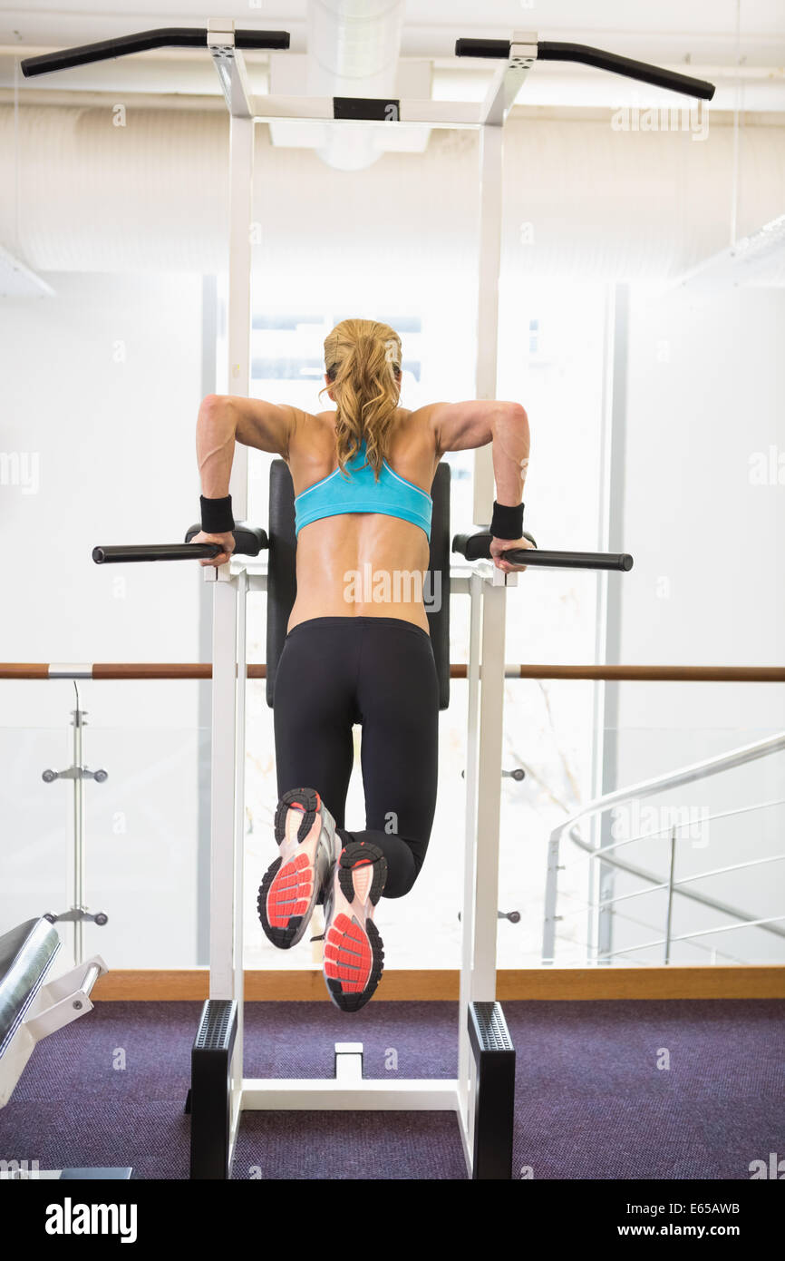 Rückansicht des Fit Frau Crossfit Training Fitnessstudio zu tun Stockfoto