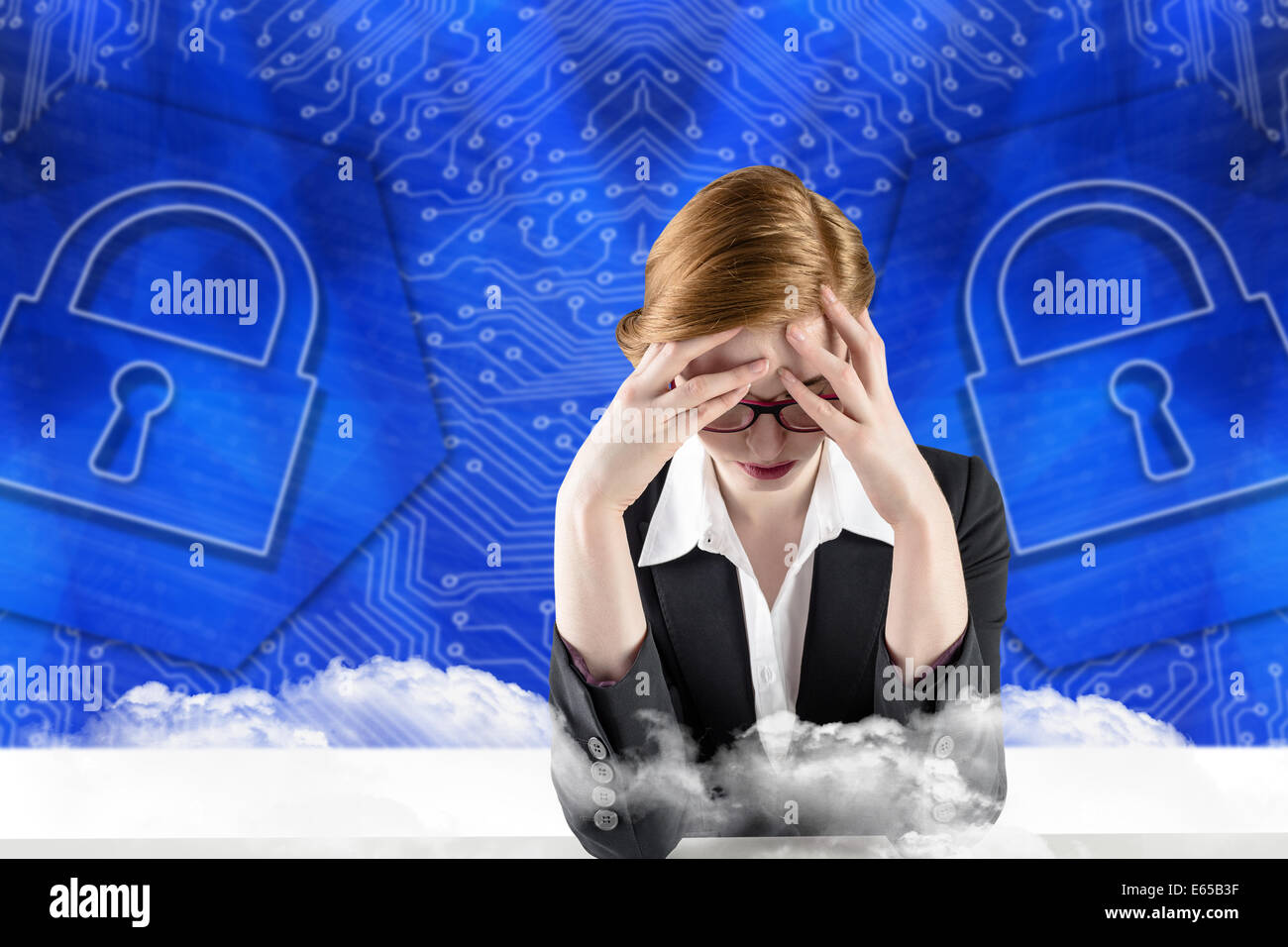 Zusammengesetztes Bild der rothaarige Geschäftsfrau mit Kopf in Händen Stockfoto