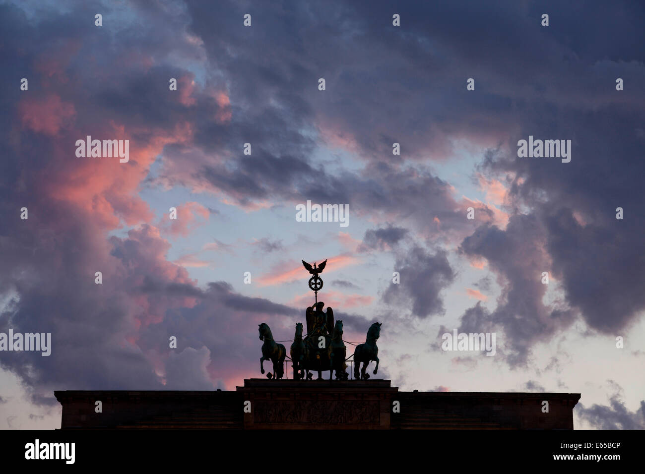 Silhouette der Quadriga auf dem Brandenburger Tor in Berlin, Deutschland, Europa Stockfoto