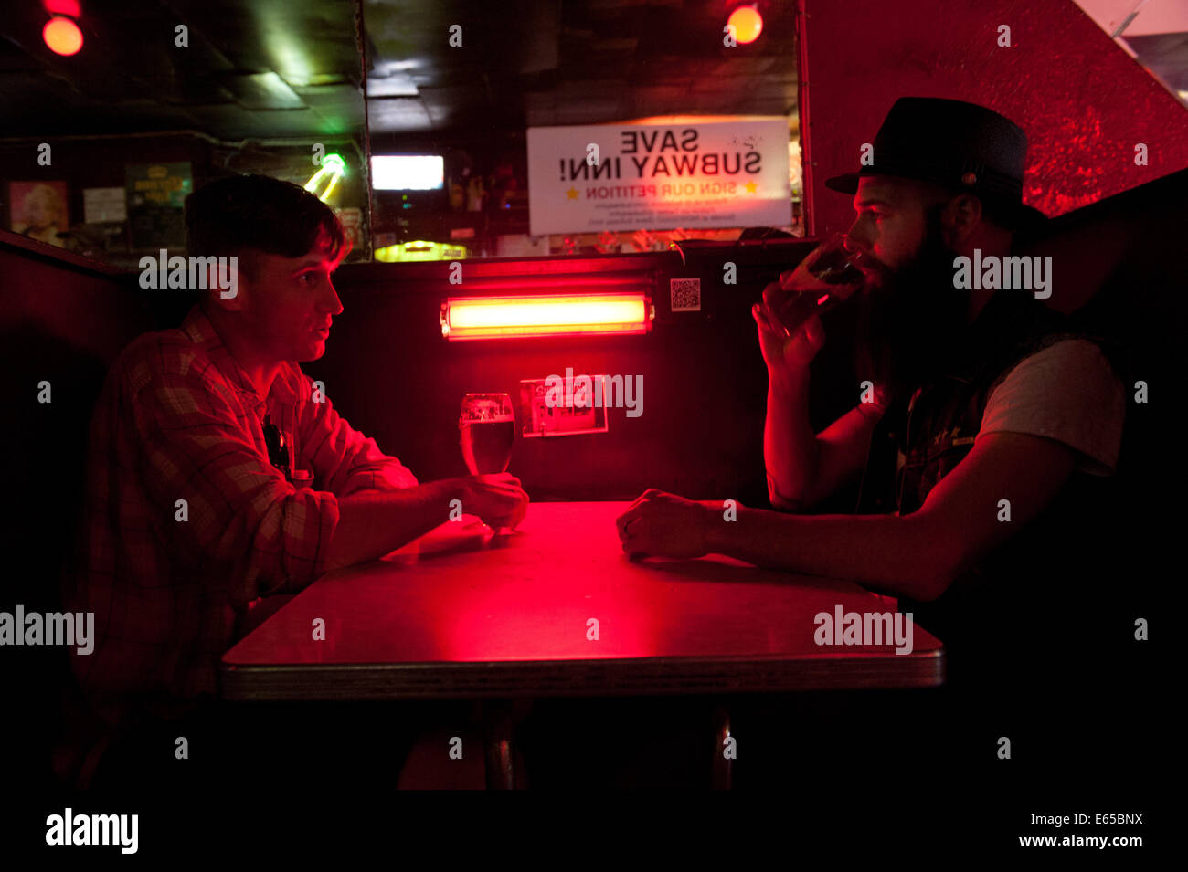 Manhattan, New York, USA. 14. August 2014. Chris Cotton (links) und Todd Ogren (rechts) von der Upper East Side haben Getränke in einer Kabine, da die Besitzer des U-Bahn Inn East 60th Street Räumung um ihre Upper East Side-Bar mit einer '' speichern u Inn'' print, Petition und social Media Kampagne, Donnerstag, 14. August 2014 sparen kämpfen. © Bryan Smith/ZUMA Draht/Alamy Live-Nachrichten Stockfoto