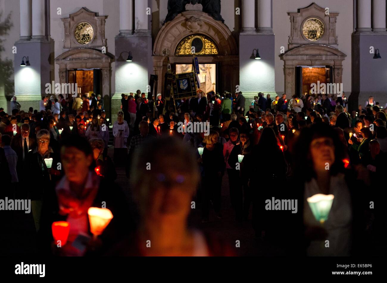 Altötting, Deutschland. 14. August 2014. Mehrere Personen teilnehmen an einer Prozession mit Kerzen vor Mariä Himmelfahrt in Altötting, Deutschland, 14. August 2014. Die katholischen Regionen Bayerns erkennen Asumption Day als offiziellen Feiertag, wo als protestantische Regionen nicht. Foto: SVEN HOPPE/Dpa/Alamy Live News Stockfoto