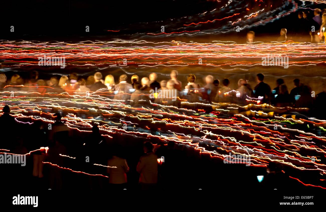 Altötting, Deutschland. 14. August 2014. Mehrere Personen teilnehmen an einer Prozession mit Kerzen vor Mariä Himmelfahrt in Altötting, Deutschland, 14. August 2014. Die katholischen Regionen Bayerns erkennen Asumption Day als offiziellen Feiertag, wo als protestantische Regionen nicht. Foto: SVEN HOPPE/Dpa/Alamy Live News Stockfoto